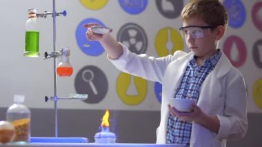 Çocuk bilim adamı nişasta ve ateş ile deneyler laboratuvarda yapar.