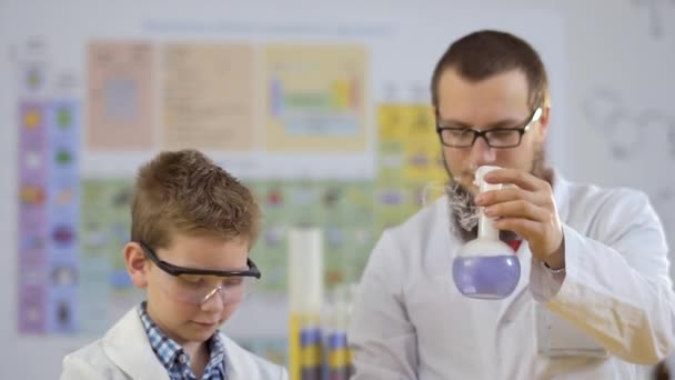 Twee wetenschappers maakt experimenten met droogijs in laboratorium — Stockvideo