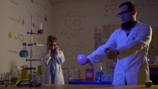 Científicos hacen experimento con fuego y globo en laboratorio — Vídeo de stock