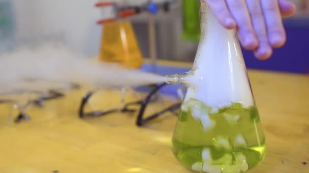 Liquido bollente verde — Video Stock