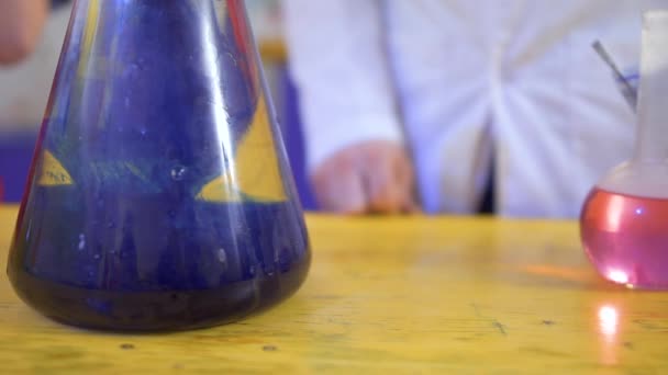 Флакон с кислотой и голубым реагентом — стоковое видео