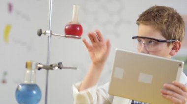 Genç bilim laboratuarında çalışıyor