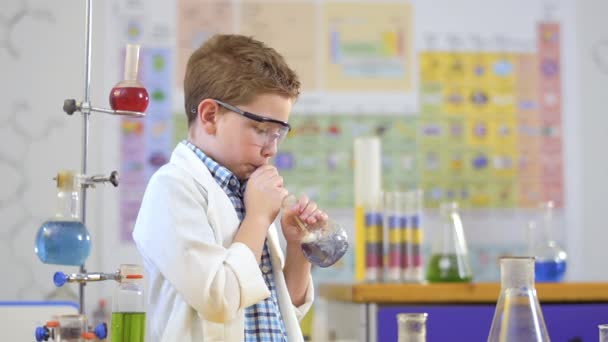 Lindo niño hace experimento con líquido en el laboratorio — Vídeos de Stock