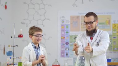 İki bilim adamları yapar deneme cola ve laboratuvar soda ile