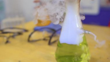 Kuru buz içinde yeşil sıvı