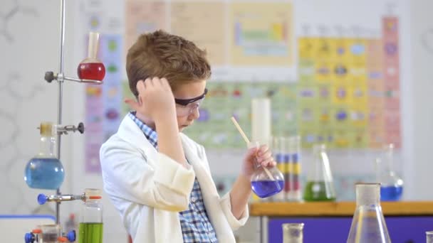 Lindo chico iniciar el experimento con líquido en el laboratorio — Vídeos de Stock