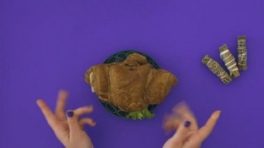 Erkek kruvasan tabağa koy.