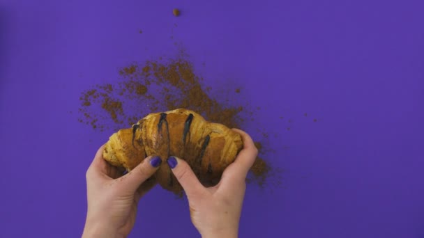 Kvinnliga raster croissant — Stockvideo