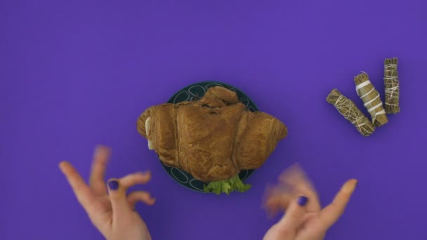 Mujer poner croissant en el plato — Vídeos de Stock