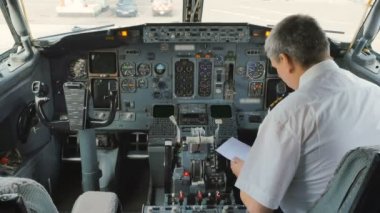 Pilot kokpite içinde