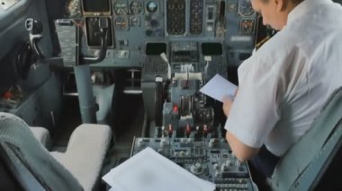 Kaptan uçağın uçuş hazırlar ve belgeleri doldurur