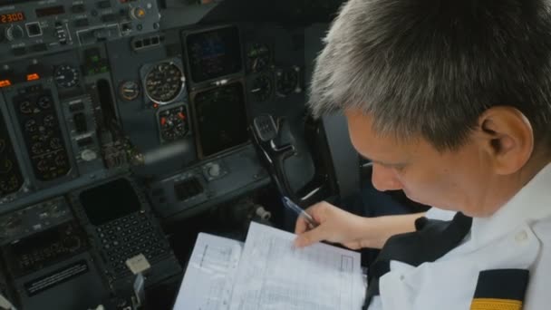 Capitán de avión comprueba documentos antes del vuelo — Vídeo de stock