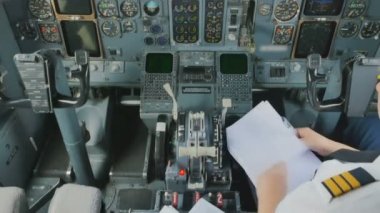 Pilot kokpitte oturan doments denetler