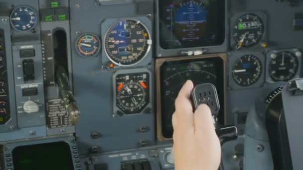Piloto ajusta el volante antes del vuelo — Vídeo de stock