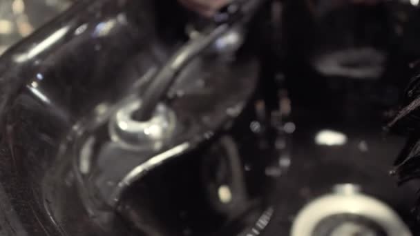 Coiffeur lave les cheveux de l'homme 