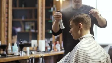 Modern saç kesimin genç adam için profesyonel stilist yapar