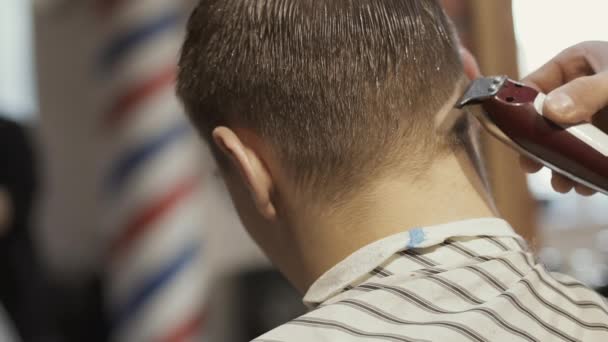 Professional stylist makes haircut with electric razor — Stock Video