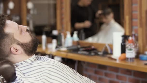 Vuxen man i barbershop — Stockvideo