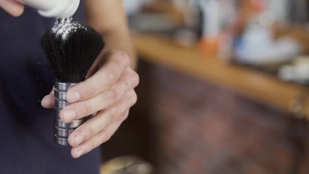 Barber put talcum powder on brush — Stock Video