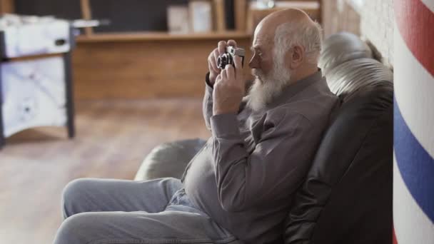 Yakışıklı olgun adam fotoğraf eski bir fotoğraf makinesi ile yapar. — Stok video