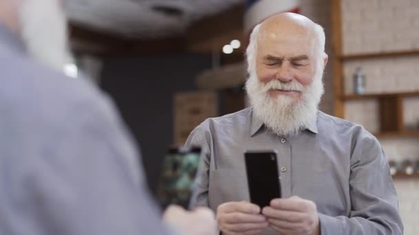 Handsome mature man makes selfie in the mirror — Stock Video