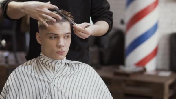 Joven caucásico chico en barbería — Vídeo de stock