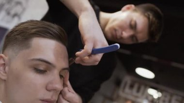 Kuaför saç keskin bıçakla keser.