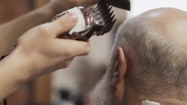 Yaşlı adam için saç modeli yapma süreci
