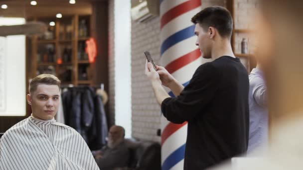 Peluquero hace foto de nuevo peinado — Vídeo de stock