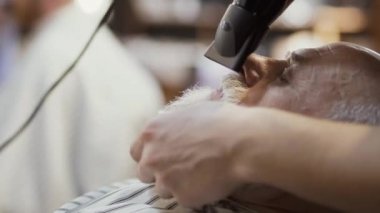 Komuta sizde modaya uygun sakal profesyonel stilist yapar