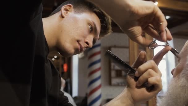 Barbier professionnel coupe le front de l'homme mature — Video