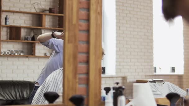 Barbier travaille dans le salon de coiffure — Video