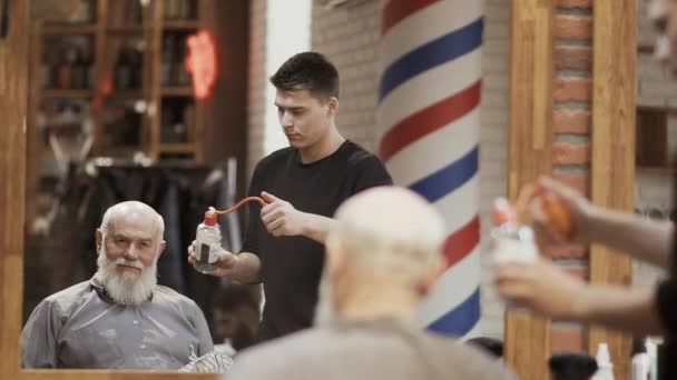 Fryzjer spraye cząsteczki dojrzałe klienta w fryzjera — Wideo stockowe