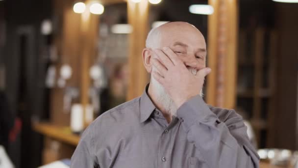 Knappe volwassen man geniet kapsel en stijlvolle baard na het bezoeken van barbershop — Stockvideo