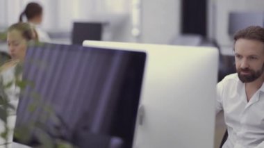 İşadamı ofiste bilgisayar çalışıyor