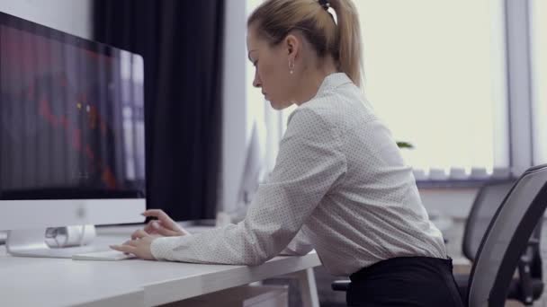 Belle femme d'affaires travaille sur ordinateur dans le bureau. Jolie dame tape sur le clavier et travaille sur Internet . 