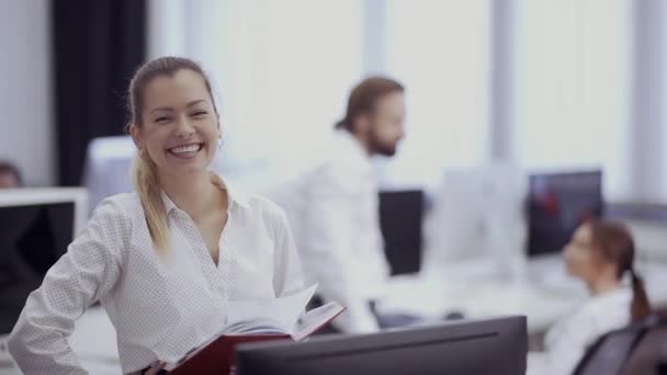 Mooie Glimlachende zakenvrouw in het kantoor — Stockvideo