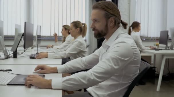 Businessman with scoliosis works on computer in the office — Stock Footage Businessman with scoliosis works on computer in the office Royalty Free Stock Video