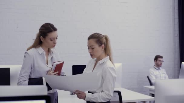 Две Деловые Женщины Разговаривают Офисе Привлекательные Женщины Обсуждают Некоторые Рабочие — стоковое видео