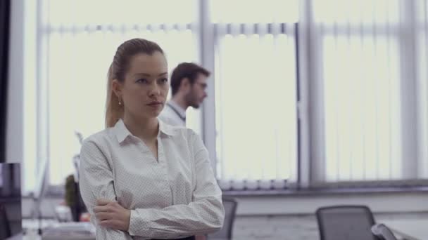 Femme d'affaires est nerveux avant d'aller au chef — Video