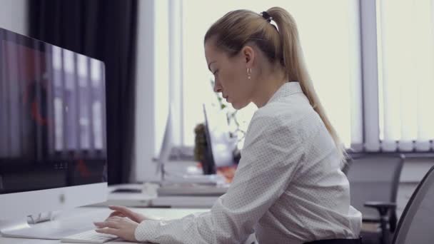 Schöne Geschäftsfrau Arbeiten Mit Dem Computer Büro Hübsche Dame Tippt — Stockvideo