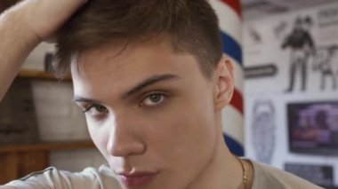 Genç adam derisi ile acnes sevmez