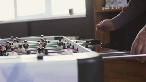 Twee mannen spelen tafelvoetbal — Stockvideo