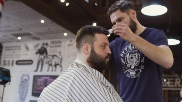 Frisör Hår Med Sax Och Kam Till Kund Barbershop Professionell — Stockvideo