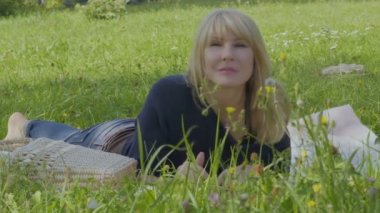 Genç mutlu kadın üzerinde park ve dalgalar el battaniyeye rahatlatıcı