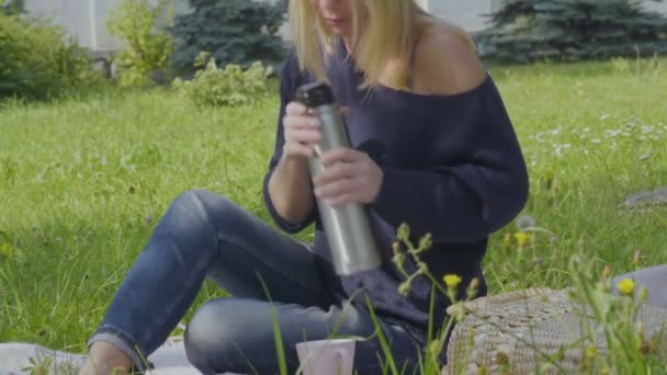 Ontspannen Deken Het Park Theedrinkt Jongedame Het Vrouwtje Genieten Van — Stockvideo