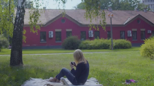 Młoda Kobieta Relaksujący Koc Parku Fotografie Przyrody Wokół Siebie Samica — Wideo stockowe