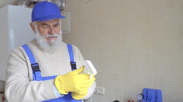 Mature homme regarde l'instruction de pulvérisation — Video