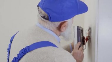 Teknisyen İnterkom duvara yükler.