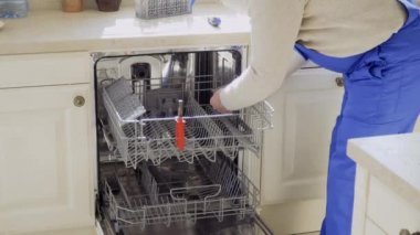 İşçi onarım bulaşık makinesi mutfak at